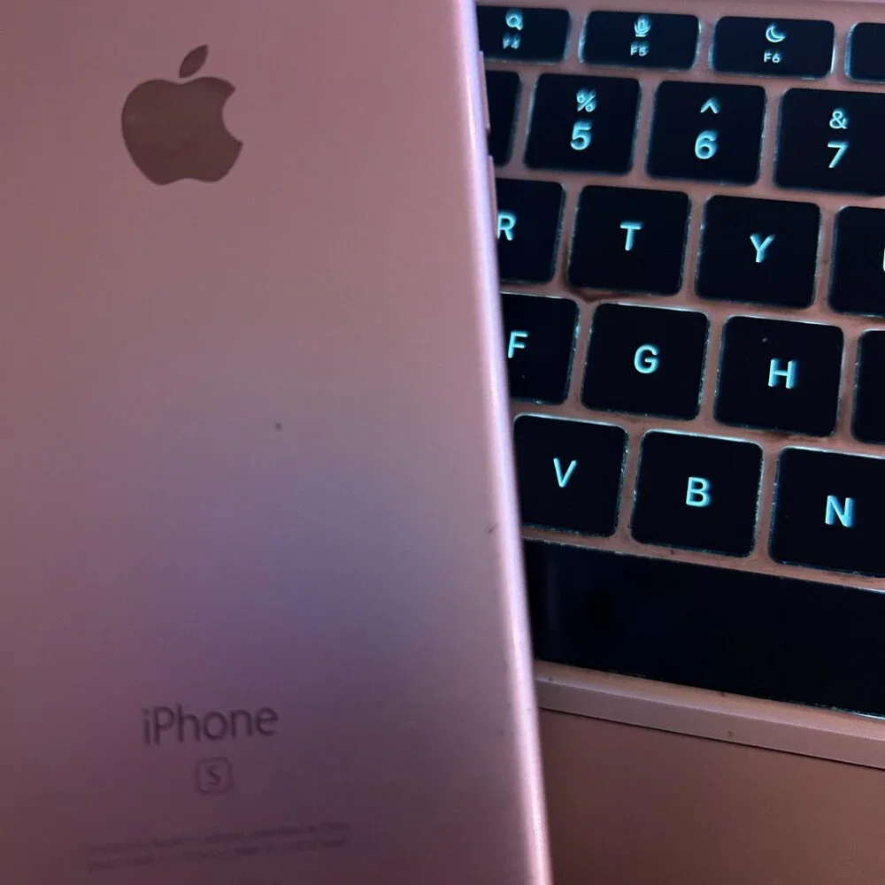 🍎 iPhone 6s – Unlocked, Fully Functional, Minor Cracks (See Photos) ✨